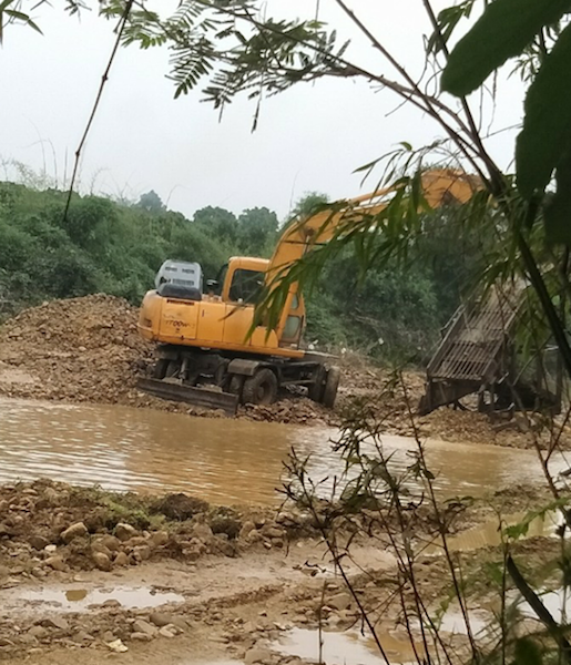 Bắc Giang: Cát tặc “moi ruột” lòng suối giữa ban ngày, Bí thư huyện uỷ nhận báo cáo láo? - 1 Bắc Giang: Cát tặc “moi ruột” lòng suối giữa ban ngày, Bí thư huyện uỷ nhận báo cáo láo? - 1