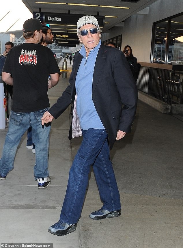 Michael Douglas và hai con thu hút sự chú ý của thợ săn ảnh - 6
Michael Douglas hạnh phúc với tổ ấm cùng nữ diễn viên Catherine Zeta-Jones