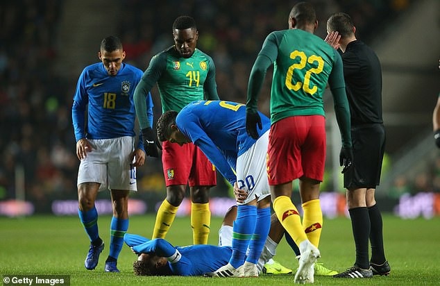 
Neymar đã dính chấn thương ngay ở phút thứ 8
