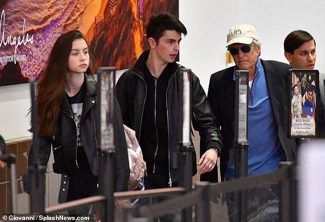 Michael Douglas và hai con thu hút sự chú ý của thợ săn ảnh - 7
Carys, 15 tuổi càng lớn càng xinh đẹp, cô bé từng chia sẻ, khi đi học, nhiều bạn trêu chọc cô khi bố tới đón và nói đó là ông của cô