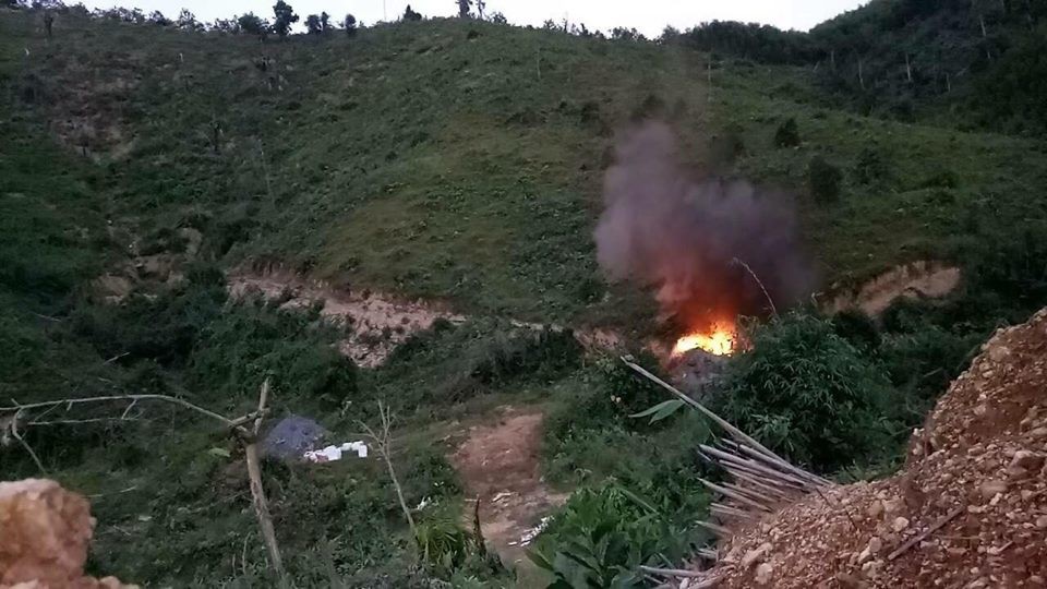 Vụ phát hiện vật nổ cạnh trường học: Tìm thấy... 750 vật nổ - Ảnh 2. Vụ phát hiện vật nổ cạnh trường học: Tìm thấy... 750 vật nổ - Ảnh 2.