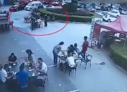 Thực khách bị đầu bếp tạt nước sôi vào người vì... chê đồ ăn không ngon - 1 Thực khách bị đầu bếp tạt nước sôi vào người vì... chê đồ ăn không ngon - 1