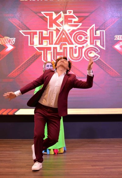 Thanh Bạch cười khoái chí khi Đại Nghĩa “vứt kính” múa lông công - 2 Đại Nghĩa xiêu vẹo múa lông công...