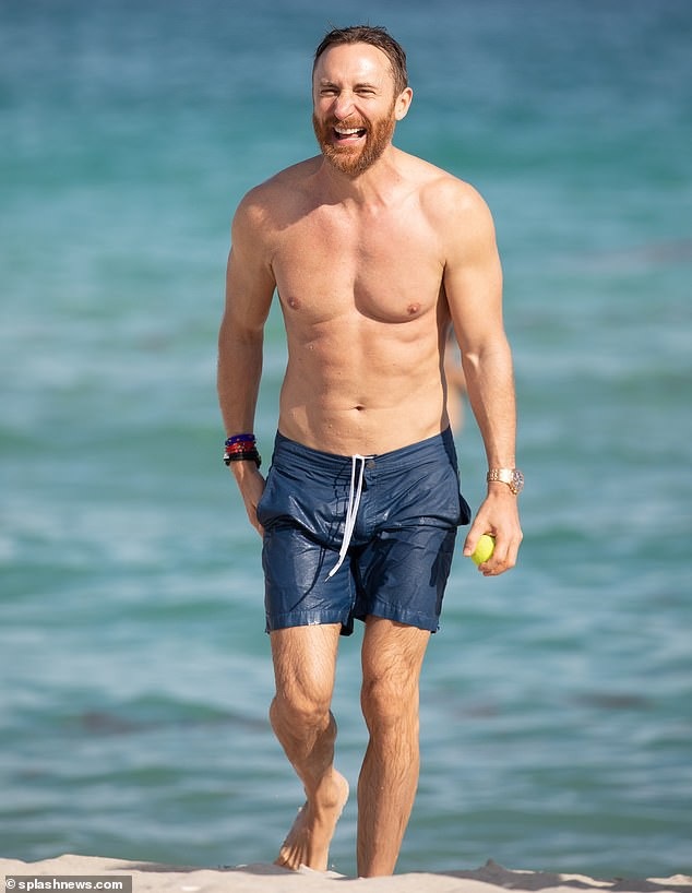 DJ nổi tiếng David Guetta đính hôn với bạn gái "bốc lửa" kém 17 tuổi - 3
Triệu phú làng nhạc thế giới trông thật hạnh phúc và tươi tắn khi sở hữu cô bạn gái bốc lửa. Anh dành cho Jesssica nhiều cử chỉ tình tứ.