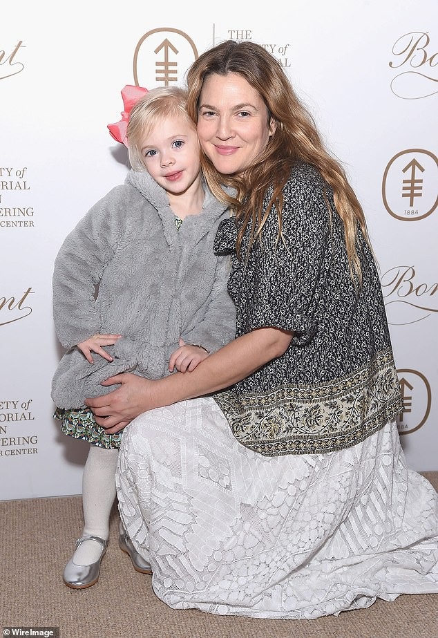 Tuổi thơ bi kịch vì danh tiếng, sao nữ “thề” không để con nhỏ làm diễn viên - 1
Drew Barrymore bên con gái Frankie hồi năm ngoái