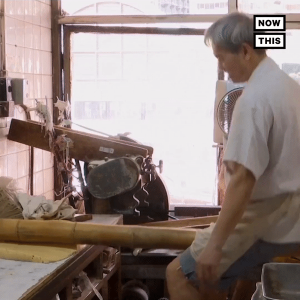 Món mì cổ truyền độc lạ của Trung Quốc được làm bằng…ống tre dài 2 mét! - 1 Món mì cổ truyền độc lạ của Trung Quốc được làm bằng…ống tre dài 2 mét! - 1