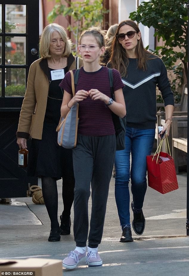 Jennifer Garner sẽ đón ngày lễ tạ ơn bên bạn trai mới - 3
Dù đã tìm được tình yêu mới, Jennifer Garner vẫn dành sự ưu tiên số một cho các con.