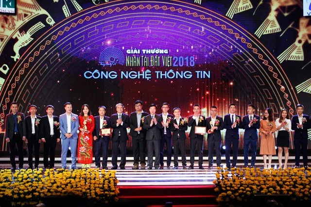 Nhóm tác giả Vbee: “Chiến lợi phẩm” lớn nhất là ý kiến của Hội đồng giám khảo - 1 Ông Võ Văn Thưởng - Ủy viên Bộ Chính trị, Bí thư Trung ương Đảng, Trưởng Ban Tuyên giáo Trung ương và ông Trần Mạnh Hùng - Chủ tịch Hội đồng Thành viên Tập đoàn Bưu chính Viễn thông Việt Nam (VNPT) - trao giải Nhì lĩnh vực CNTT.