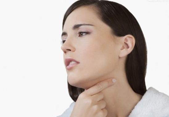 Chữa bướu nhân tuyến giáp bằng phẫu thuật có khỏi không? - 2 Khàn tiếng, nuốt khó là triệu chứng của bướu nhân tuyến giáp