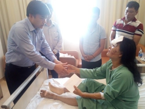 Bộ GD&ĐT chia sẻ với gia đình GV,HS mất, bị thương trong vụ sạt lở đất tại Nha Trang - 3 Đoàn công tác Bộ GD&ĐT thăm hỏi động viên mẹ em Phạm Thị Ngọc Thảo tại bệnh viện