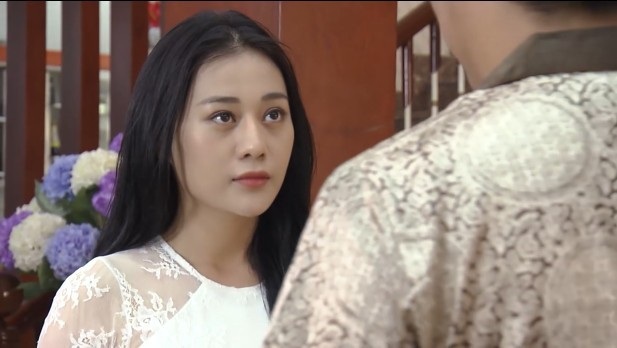 Kết phim “Quỳnh búp bê” bị chê tẻ nhạt, diễn viên và đạo diễn nói gì? - 1 Cảnh Quỳnh đến gặp bố dượng với ý định trả thù nhưng bất thành.