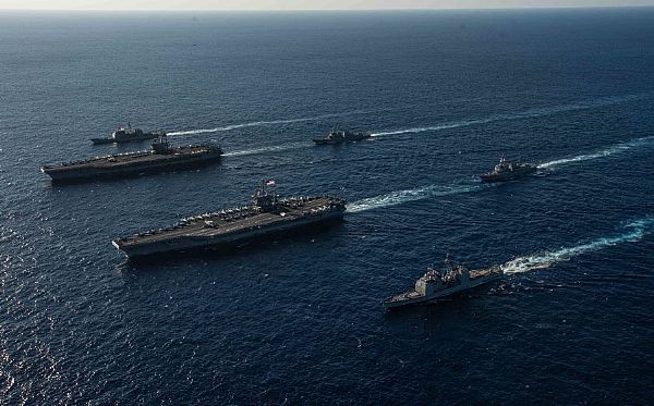 Mỹ đưa máy bay ném bom, tàu sân bay tới Biển Đông - 2
Các tàu sân bay Mỹ tập trận ở biển Philippines. (Ảnh: US Navy)