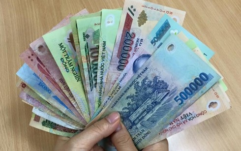 Đi nhà nghỉ vui vẻ với bạn trai, rủ bạn thân đi theo dàn cảnh trộm tiền - 1 Hai cô gái dàn cảnh để trộm tiền người đàn ông (ảnh minh họa)