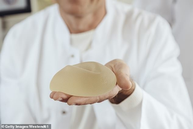 Nhiều nguy cơ bệnh tật do nâng ngực bằng túi silicon - 1 Phụ nữ đặt túi silicon nâng ngực có nguy cơ cao bị viêm khớp dạng thấp, thai lưu hoặc ung thư da.