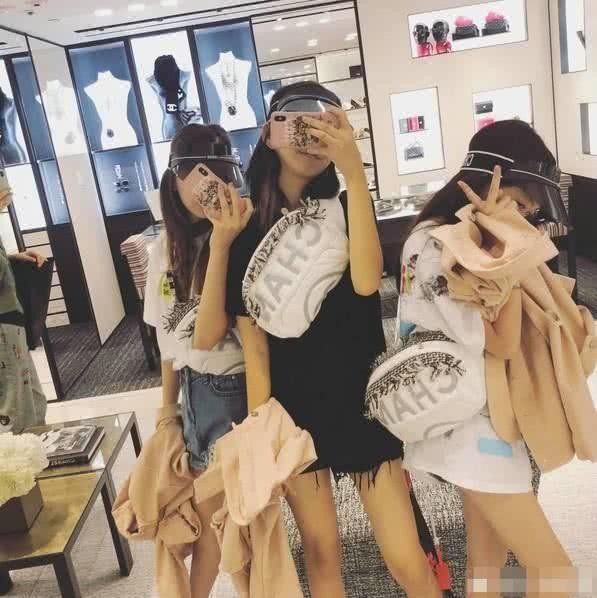 Con gái Vương Phi được khen xinh đẹp như mẹ thời trẻ - 10
Giống như những cô bạn cùng lứa, Li Wen thích chụp ảnh tự sướng và hoạt động tích cực trên mạng xã hội.