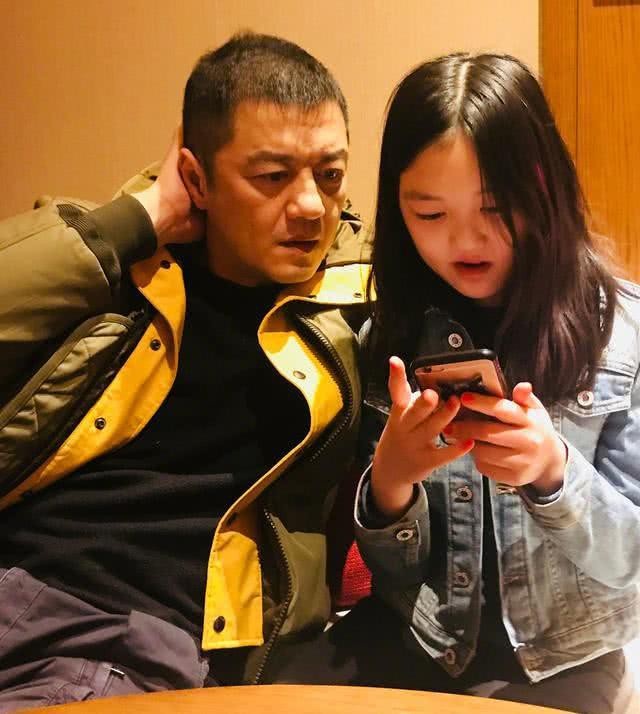 Con gái Vương Phi được khen xinh đẹp như mẹ thời trẻ - 7
Bé Li Wen sống cùng cha ruột, Lý Á Bằng sau khi anh và Vương Phi ly dị.