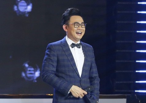 Nhạc sĩ Nguyễn Văn Chung rơi nước mắt vì từng khiến vợ bỏ nhà đi - 5 Host Phương Hiếu khá thích thú với việc “làm khó” Minh Xù nên mỗi đêm thi, anh “không quên” đưa ra những câu hỏi “khá chua” cho Minh Xù. Trong đêm thi, Phương Hiếu có 1 câu hỏi đùa dành cho Minh Xù khiến mọi người bất ngờ: “Hai người phụ nữ sợ chồng rồi, thế thì Minh Xù có sợ chồng không em?”.