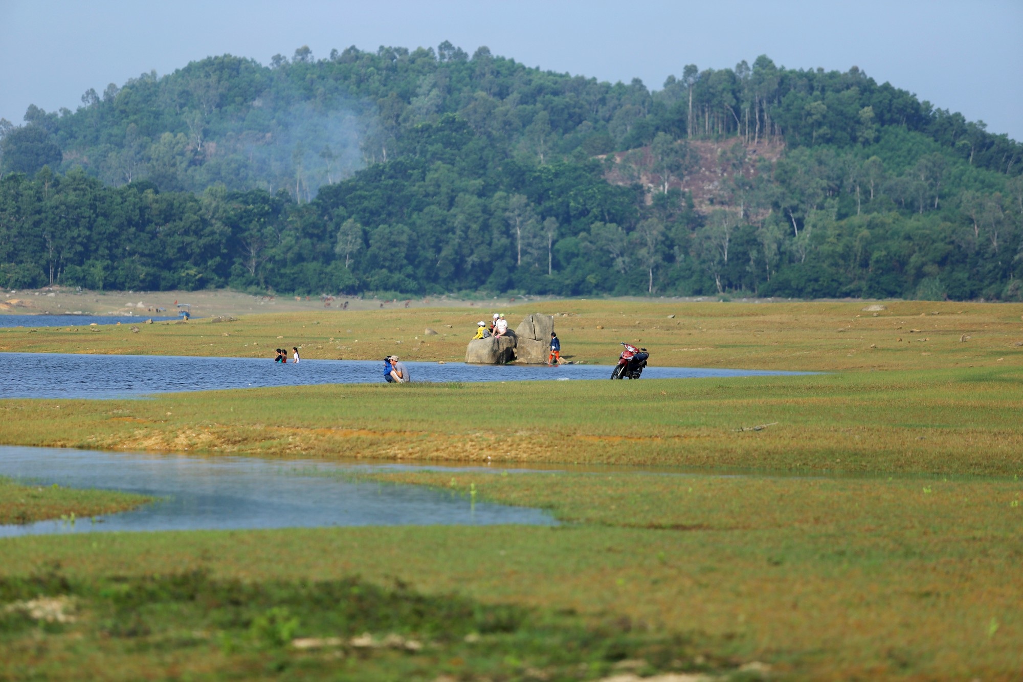 Hồ thủy lợi Phú Ninh khô cạn giữa mùa mưa - Ảnh 4. Hồ thủy lợi Phú Ninh khô cạn giữa mùa mưa - Ảnh 4.