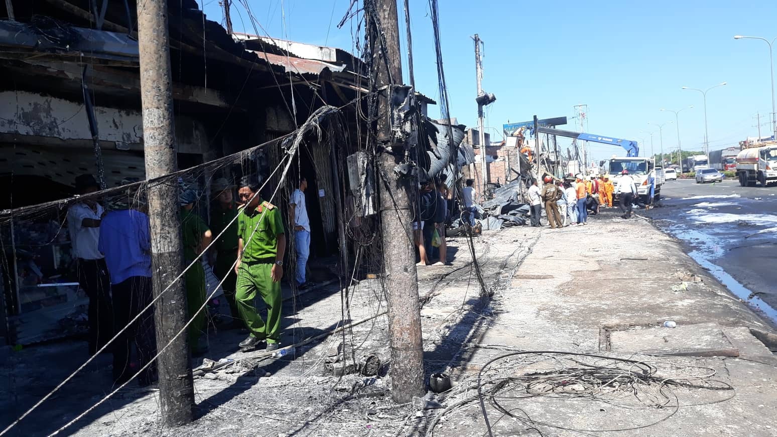 Người đàn ông bán trái cây mất cả vợ và 2 con trong đám cháy 19 căn nhà - Ảnh 5. Người đàn ông bán trái cây mất cả vợ và 2 con trong đám cháy 19 căn nhà - Ảnh 5.