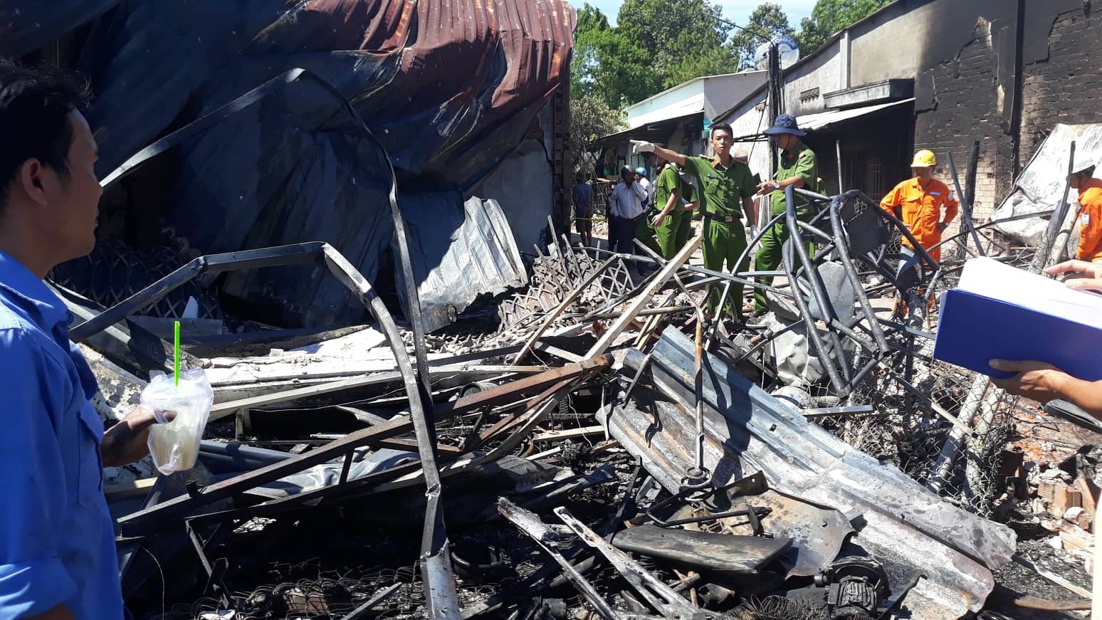 Người đàn ông bán trái cây mất cả vợ và 2 con trong đám cháy 19 căn nhà - Ảnh 3. Người đàn ông bán trái cây mất cả vợ và 2 con trong đám cháy 19 căn nhà - Ảnh 3.