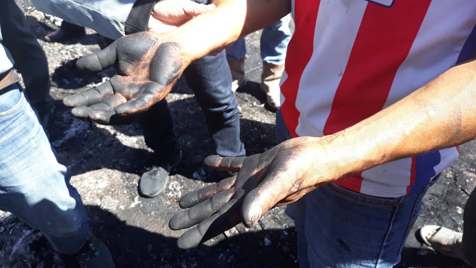 Người đàn ông bán trái cây mất cả vợ và 2 con trong đám cháy 19 căn nhà - Ảnh 4. Người đàn ông bán trái cây mất cả vợ và 2 con trong đám cháy 19 căn nhà - Ảnh 4.