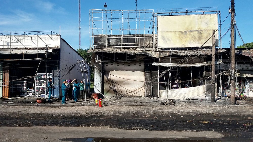 Người đàn ông bán trái cây mất cả vợ và 2 con trong đám cháy 19 căn nhà - Ảnh 6. Người đàn ông bán trái cây mất cả vợ và 2 con trong đám cháy 19 căn nhà - Ảnh 6.