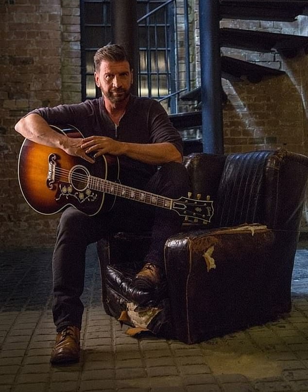 Bản tình ca “chân chất” của người đàn ông 56 tuổi đánh bại các danh ca - 2
Nick Knowles (56 tuổi)