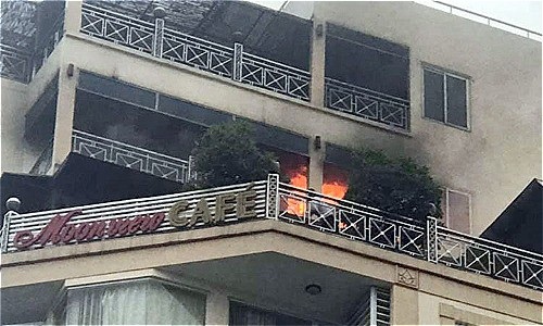 Giải cứu 6 người mắc kẹt trong vụ cháy khách sạn 10 tầng trên phố cổ - Ảnh 1. Giải cứu 6 người mắc kẹt trong vụ cháy khách sạn 10 tầng trên phố cổ - Ảnh 1.