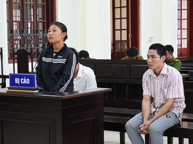 Cuộc đào tẩu của sơn nữ bị bán sang Trung Quốc - 3 Cụt Thị Phiên và chồng tại phiên tòa. Tại thời điểm bị phát giác, Phiên đang mang thai đứa con thứ 4. Khi vụ án đưa ra xét xử, Phiên phải mang theo đứa con 6 tháng tuổi đi hầu tòa.