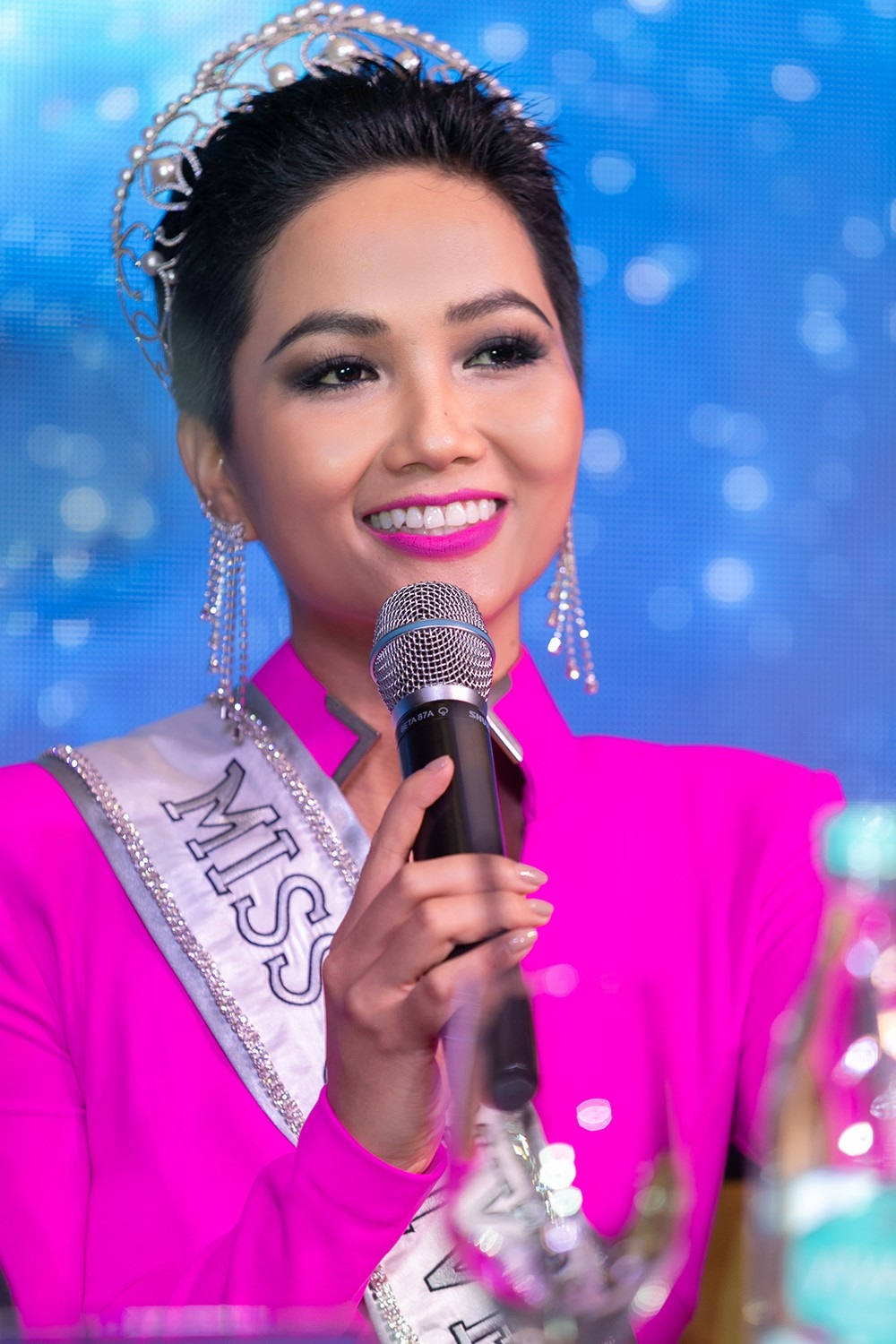 Hoa hậu H’hen Niê chọn thiết kế “bánh mì” làm trang phục dân tộc đi thi quốc tế - 4 “Trở thành Hoa hậu Hoàn vũ Việt Nam, được vinh hạnh đại diện quốc gia tham gia Miss Universe 2018 thật sự là điều quá tuyệt vời với Hen, đó là sự may mắn, niềm tự hào, Hen cảm thấy đây chính là khoảng sống ý nghĩa nhất trong tuổi thanh xuân của mình, mọi thứ cảm xúc không diễn tả hết được bằng lời nói, Hen xin ghi nhận và khắc sâu những điều tươi đẹp này trong trái tim của mình, nơi trái tim Hen đang muốn nổ tung vì hạnh phúc, Hoa hậu H’Hen Niê không giấu được sự hồi hộp và xúc động chia sẻ về hành trình 1 năm qua của mình trong cương vị Hoa hậu Hoàn vũ Việt Nam.