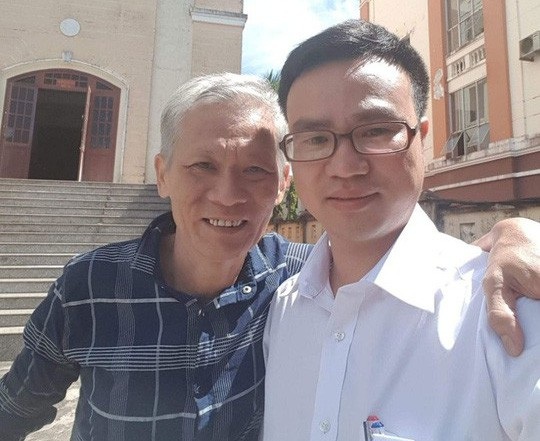 Chấp hành án hơn 4 năm, một người đàn ông được tuyên vô tội - 1 Ông Hùng và LS. Bùi Quang Tuấn, người bào chữa cho mình chụp ảnh sau khi được tuyên vô tội