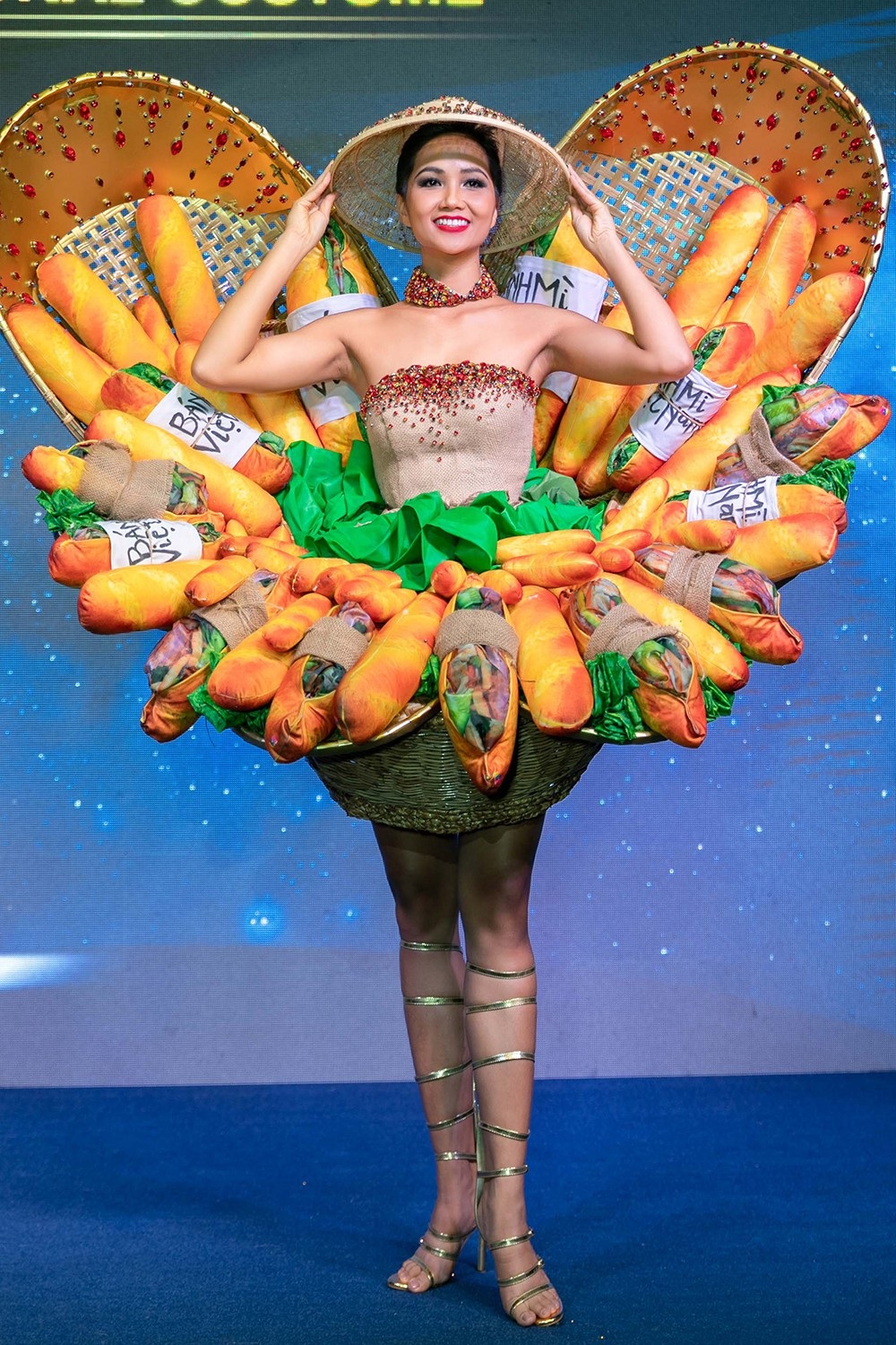 Hoa hậu H’hen Niê chọn thiết kế “bánh mì” làm trang phục dân tộc đi thi quốc tế - 6 Toàn cảnh trang phục dân tộc của Hhen Niê. Đây được xem là sự lựa chọn rất bất ngờ, bởi mặc dù lạ và độc nhưng nó khác xa với tất những trang phục dân tộc từ trước đến nay của các người đẹp mang ra thế giới.