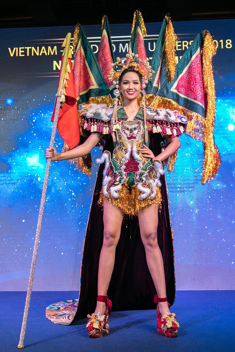 Hoa hậu H’hen Niê chọn thiết kế “bánh mì” làm trang phục dân tộc đi thi quốc tế - 7 Thiết kế Ngũ Hổ cũng được Hoa hậu Hoàn vũ giới thiệu trong chương trình