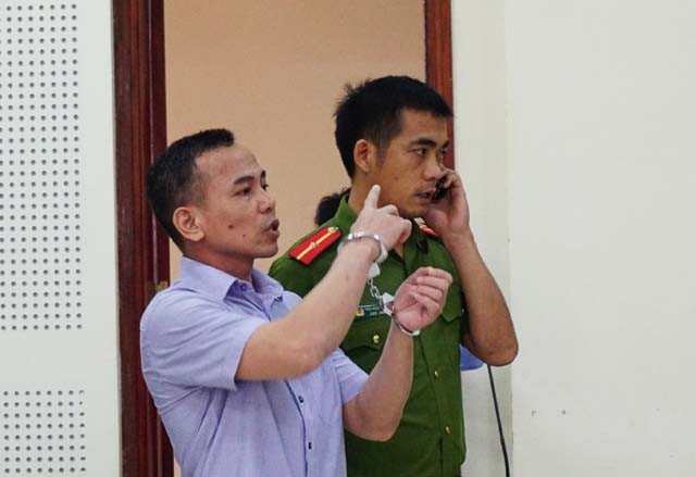 Chân dung nhà từ thiện lĩnh án tử - 3 Mặc dù bị tuyên án tử hình nhưng bị cáo Ngạn vẫn trấn an người nhà không chết đâu mà lo.