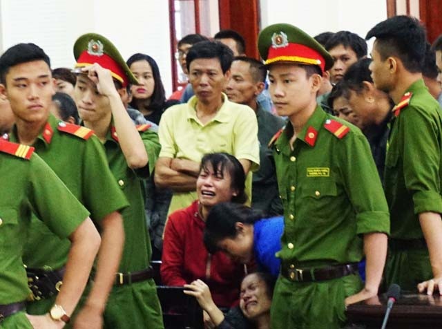 Chân dung nhà từ thiện lĩnh án tử - 2 Người thân của bị cáo Ngạn khóc ngất khi người đàn ông này bị tuyên án tử hình.