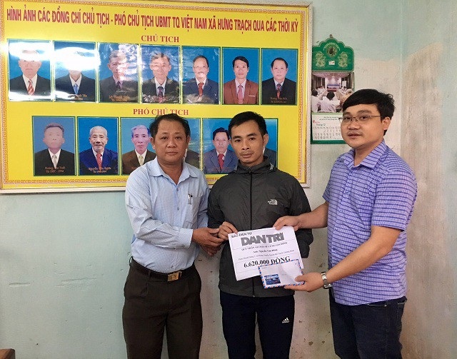 Vợ chồng nghèo nuôi hai con bại não vui mừng nhận quà từ bạn đọc Dân trí - 2 Phóng viên Dân trí cùng Lãnh đạo MTTQVN xã Hưng Trạch trao quà của bạn đọc cho gia đình anh Đông.
