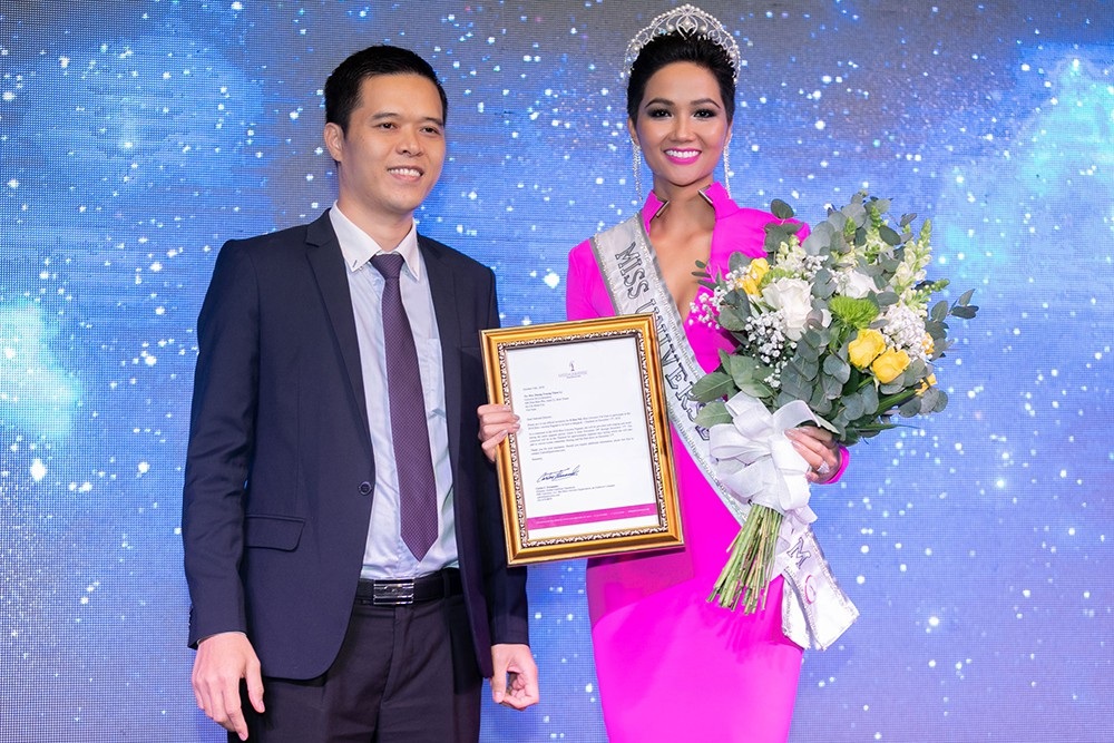 Hoa hậu H’hen Niê chọn thiết kế “bánh mì” làm trang phục dân tộc đi thi quốc tế - 3 Ông Trần Ngọc Nhật - Đại diện tổ chức Hoa hậu Hoàn vũ Việt Nam công bố và trao giấy chứng nhận quyền đại diện Việt Nam tham gia Miss Universe 2018 cho Hoa hậu H’Hen Niê.