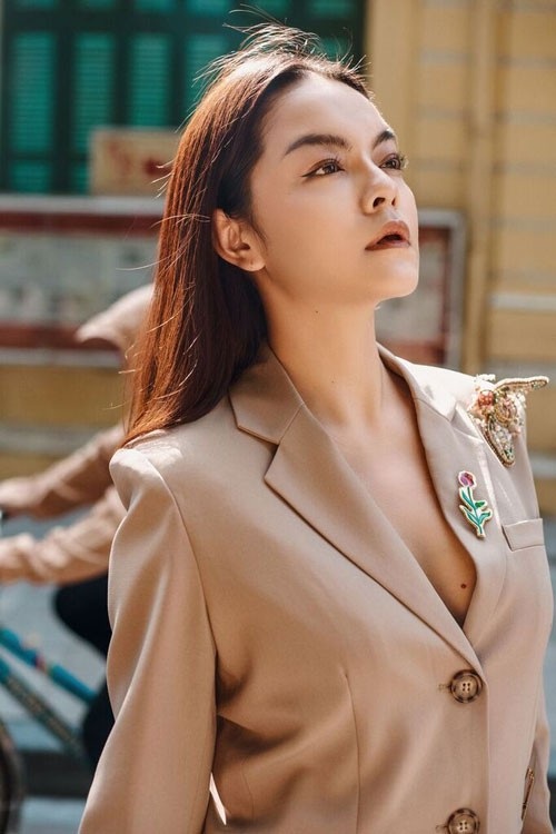 Sau thông tin ly hôn chồng, Phạm Quỳnh Anh xuất hiện đẹp quyến rũ - 1
Sau khi nhà sản xuất Quang Huy xác nhận đã đệ đơn ly hôn Phạm Quỳnh Anh, những hình ảnh về nữ ca sĩ và những khoảnh khắc đẹp của cặp vợ chồng nghệ sĩ từng được nhiều người ngưỡng mộ được “đào mộ” trở lại.