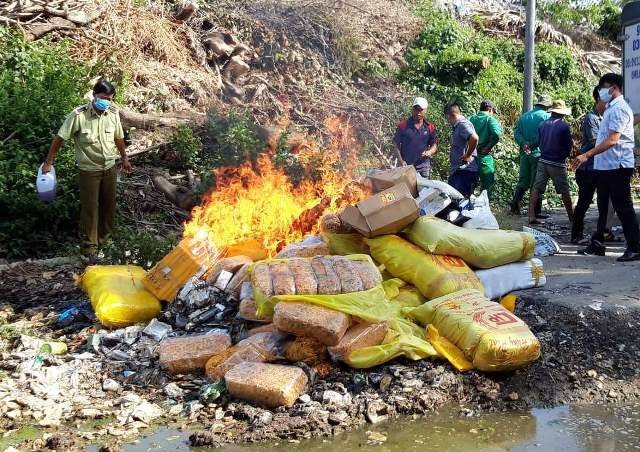 Tiêu hủy gần một tấn khô gà không rõ nguồn gốc - 1 Tiêu hủy hàng hóa vi phạm.