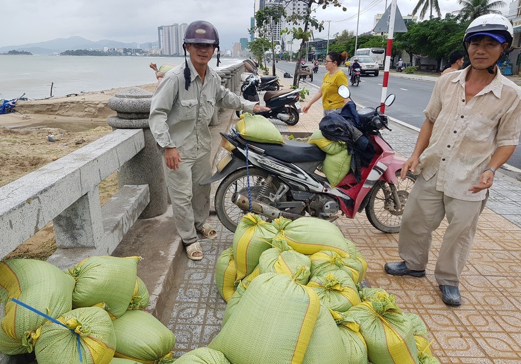 Nha Trang nơm nớp chống bão - Ảnh 1. Nha Trang nơm nớp chống bão - Ảnh 1.