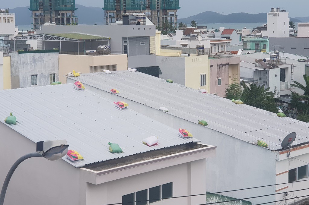 Nha Trang nơm nớp chống bão - Ảnh 4. Nha Trang nơm nớp chống bão - Ảnh 4.