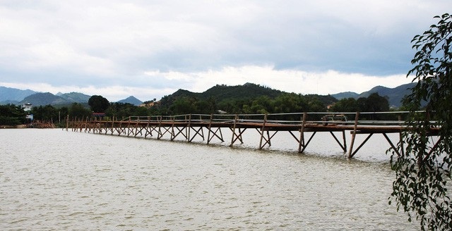 Học sinh Khánh Hòa nghỉ học đến hết tuần do ảnh hưởng bão số 9 - 2 Cầu gỗ Phú Kiểng bắc qua sông Cái Nha Trang phục vụ cho cả nghìn dân qua lại mỗi ngày nay đã được tháo dỡ do mưa lũ