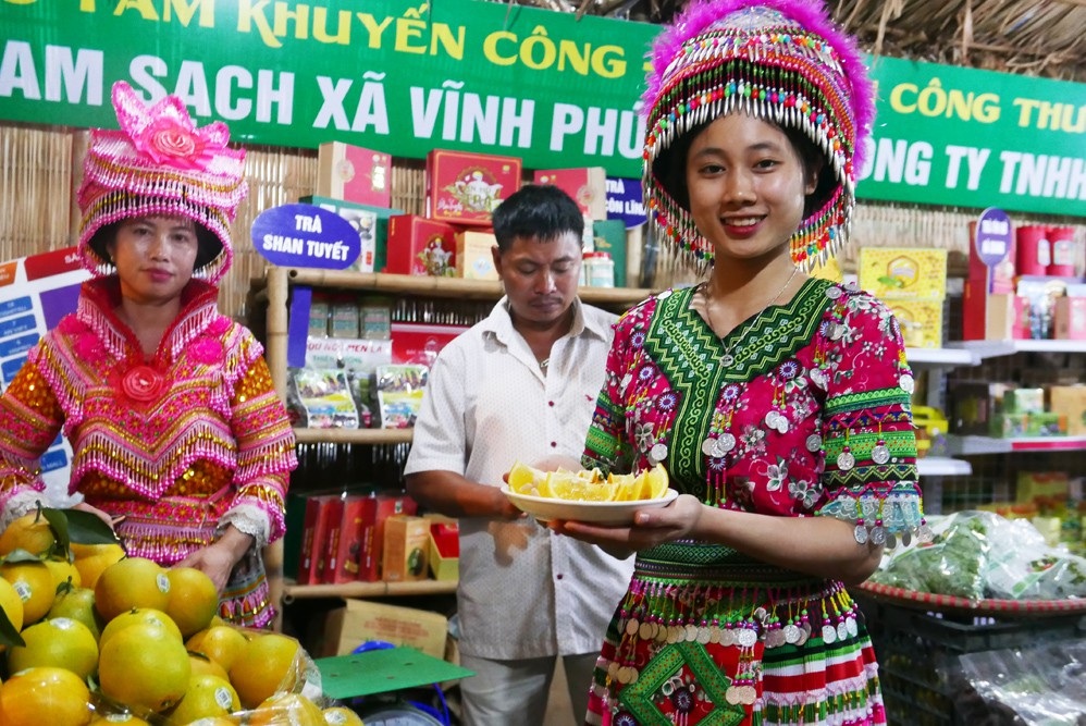 Đặc sản 3 miền hội tụ ở Hà Nội thu hút hàng nghìn người dân thưởng thức - 5
Các cô gái người dân tộc thiểu số ở Hà Giang về Hà Nội giới thiệu đặc sản cam của địa phương. Ở các kỳ hội chợ Đặc sản Vùng miền Việt Nam, đã có hàng nghìn các giao dịch giữa các doanh nghiệp tham gia hội chợ với các đơn vị phân phối, nhiều sản phẩm đặc sản vùng miền đã được đưa vào hệ thống phân phối và bán lẻ của Thủ đô, góp phần tích cực vào chủ trương người Việt Nam ưu tiên dùng hàng Việt Nam.