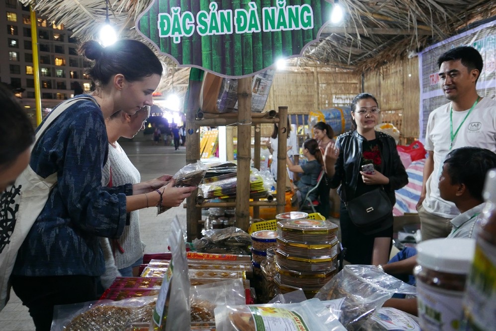 Đặc sản 3 miền hội tụ ở Hà Nội thu hút hàng nghìn người dân thưởng thức - 6
Khách quốc tế chăm chú tìm hiểu gian hàng giới thiệu các mặt hàng liên quan tới trầm đến từ Đà Nẵng. Hội chợ không chỉ là hoạt động thúc đẩy sự phát triển kinh tế mà còn là cầu nối quan trọng để giao lưu văn hóa quốc tế các đặc sản vùng miền. Các du khách nước ngoài đến Việt Nam sẽ có cơ hội tham quan và tìm hiểu về văn hóa vùng miền nơi đây.