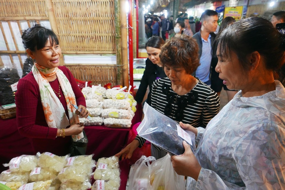 Đặc sản 3 miền hội tụ ở Hà Nội thu hút hàng nghìn người dân thưởng thức - 9
Hội chợ cũng là nơi để các cơ sở, doanh nghiệp sản xuất, phân phối của Hà Nội và các tỉnh, thành phố gặp gỡ, chia sẻ kinh nghiệm, tìm hiểu thông tin thị trường; bàn giải pháp thúc đẩy sản xuất, kết nối cung cầu hàng hóa, phát triển hệ thống phân phối nhằm phục vụ nhu cầu tiêu dùng đa dạng của nhân dân Hà Nội, các tỉnh, thành phố và đẩy mạnh xuất khẩu.