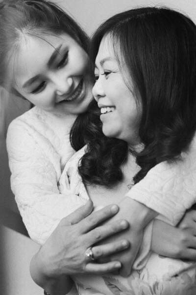 Hương Tràm chia sẻ những đánh đổi của mình khi có sự nổi tiếng - 1 Hương Tràm nói về cuộc sống của một người nổi tiếng mà mình hằng ước mơ và nó không sung sướng như cô nghĩ. “Đó sự đánh đổi của những bữa cơm gia đình mà mẹ cất công nấu, thay vào đó thức ăn nhanh, những suất ăn vội vàng sau cánh gà sân khấu”, Hương Tràm chia sẻ.