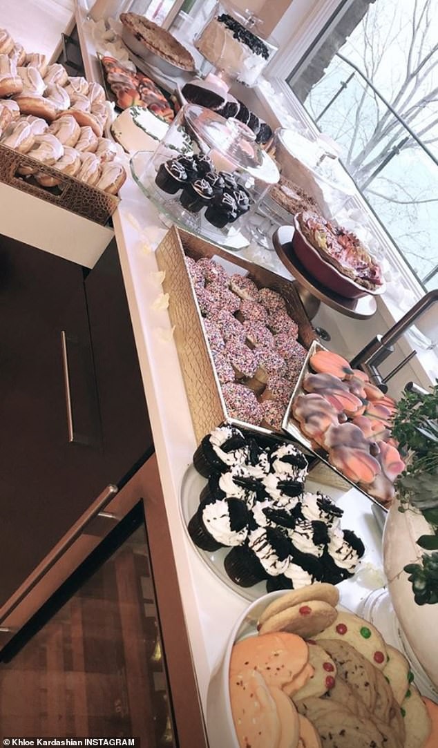 Khloe Kardashian đón lễ Tạ Ơn bên bạn trai - 10
Họ tiếp đón nhiều bạn bè tại đây