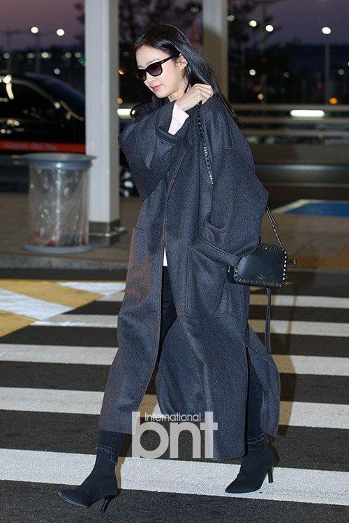Kim Tae Hee tới Việt Nam, Bi (Rain) đi công tác tại Singapore - 12
Kim Tae Hee đã trở lại làm việc vài tháng sau khi sinh con gái nhưng cô chỉ tới dự những sự kiện mà mình là gương mặt đại diện. Dù vắng mặt trên truyền hình khá lâu nhưng Kim Tae Hee vẫn có lượng fan khổng lồ tại Hàn Quốc và châu Á.