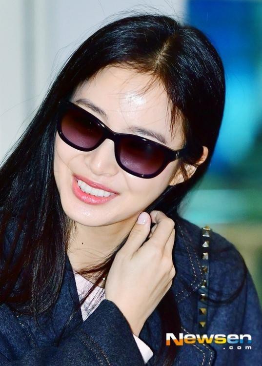 Kim Tae Hee tới Việt Nam, Bi (Rain) đi công tác tại Singapore - 11
Cận cảnh làn da và gương mặt xinh đẹp không tì vết của một trong những mỹ nhân hàng đầu xứ Hàn.