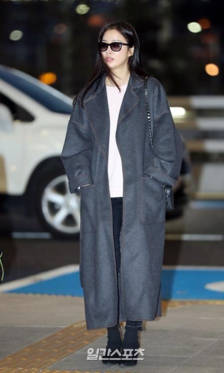 Kim Tae Hee tới Việt Nam, Bi (Rain) đi công tác tại Singapore - 4
Gần một năm sau khi con gái đầu lòng chào đời, nữ diễn viên xinh đẹp mới đi công tác ở nước ngoài. Cô cũng đã lấy lại dáng vóc xinh đẹp và cuốn hút. Phong cách thời trang tinh tế của mỹ nhân xứ Hàn cũng được fan khen ngợi hết lời.